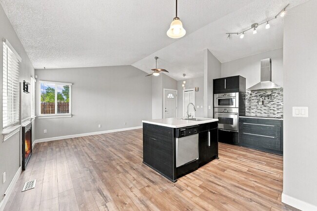 Building Photo - $2,145.95 - 3-bed, 2-bath located in Colorado Springs with a Washer and Dryer.