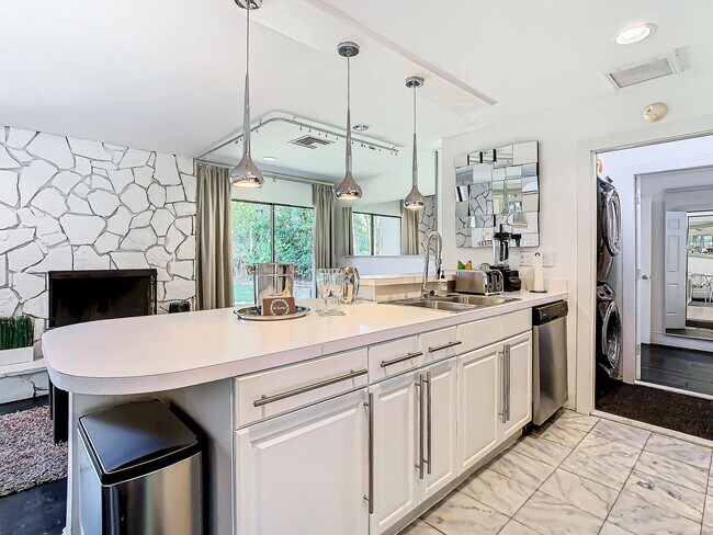 Building Photo - 5700 Saddlebrook Way