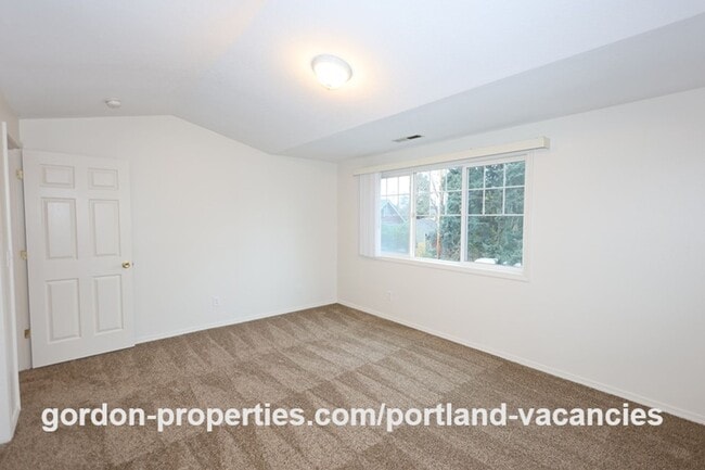 Building Photo - SE 73rd Ave - 3 bedroom townhouse in Mt Scott-Arleta neighborhood