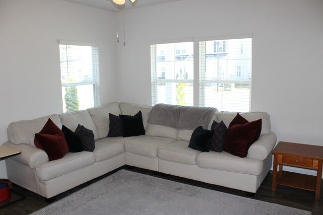 Building Photo - 1523 Stanford Ln