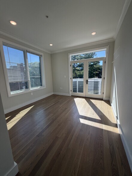 Building Photo - 104 Warren St