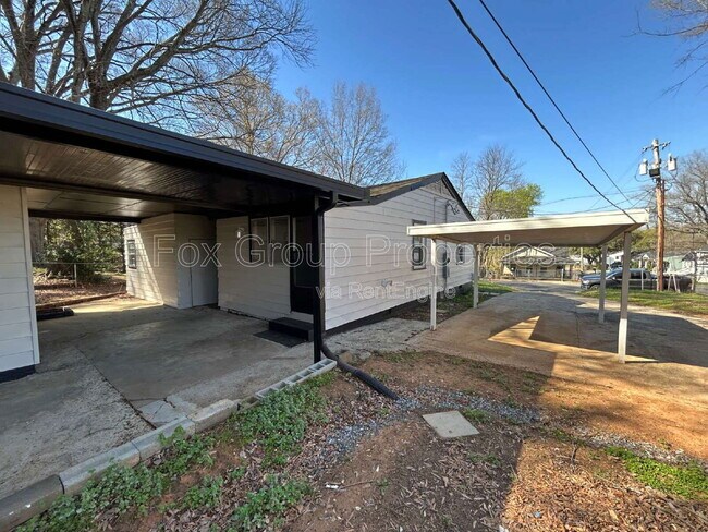 Building Photo - 402 S Yates St