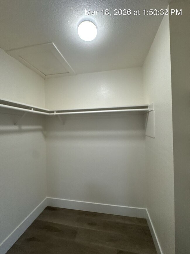 Building Photo - Charming upstairs unit rent ready! Newly remodeled!!