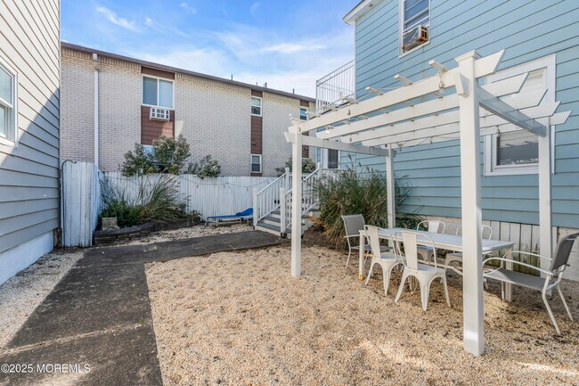 Building Photo - 6 Center St