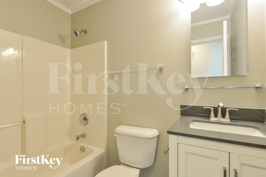 Building Photo - 2487 Waterfront Dr