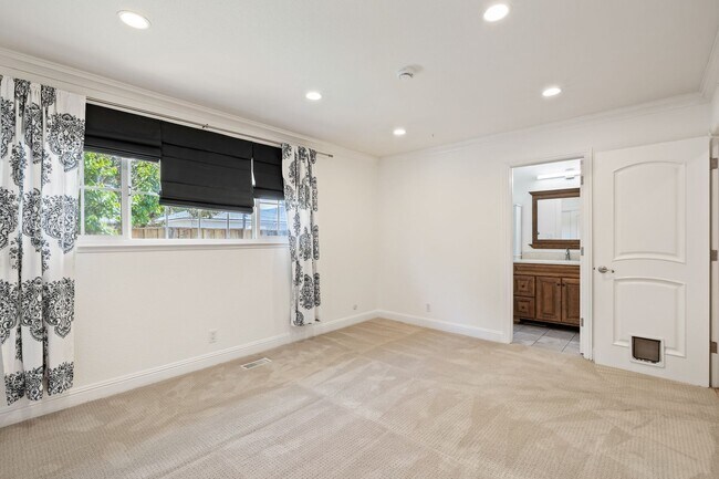 Building Photo - Beautiful home with Campbell schools