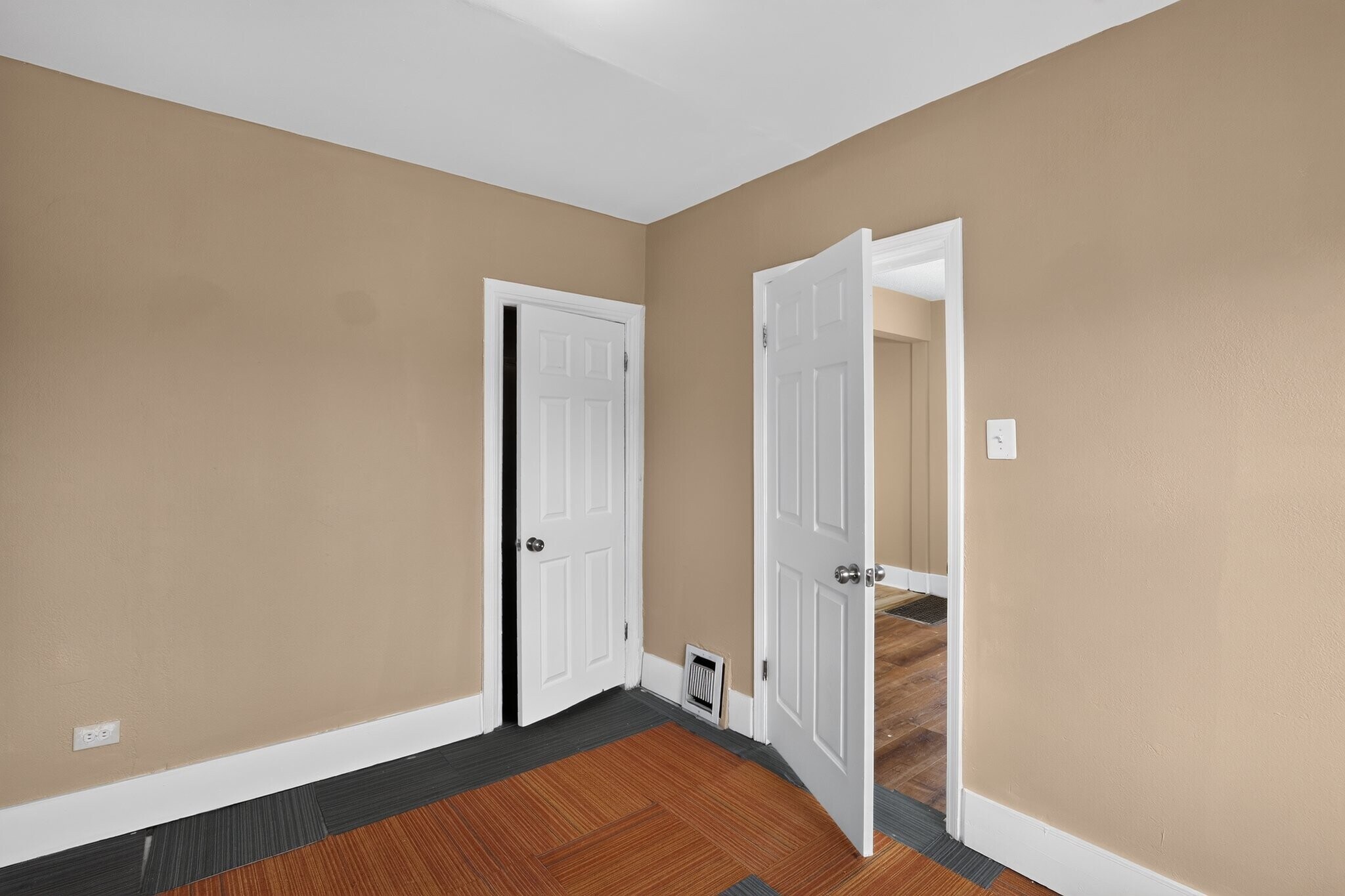 Building Photo - 4010 Ravenwood Ave