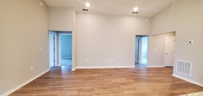Building Photo - 4-Bedroom, 2-Bathroom in Villamar Winter Haven **MOVE-IN SPECIAL/50% OFF 2ND MONTH**