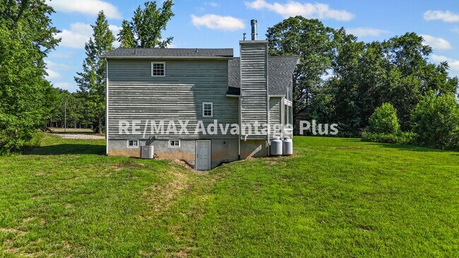 Building Photo - Picturesque 3-Bedroom Home with Cathedral ...