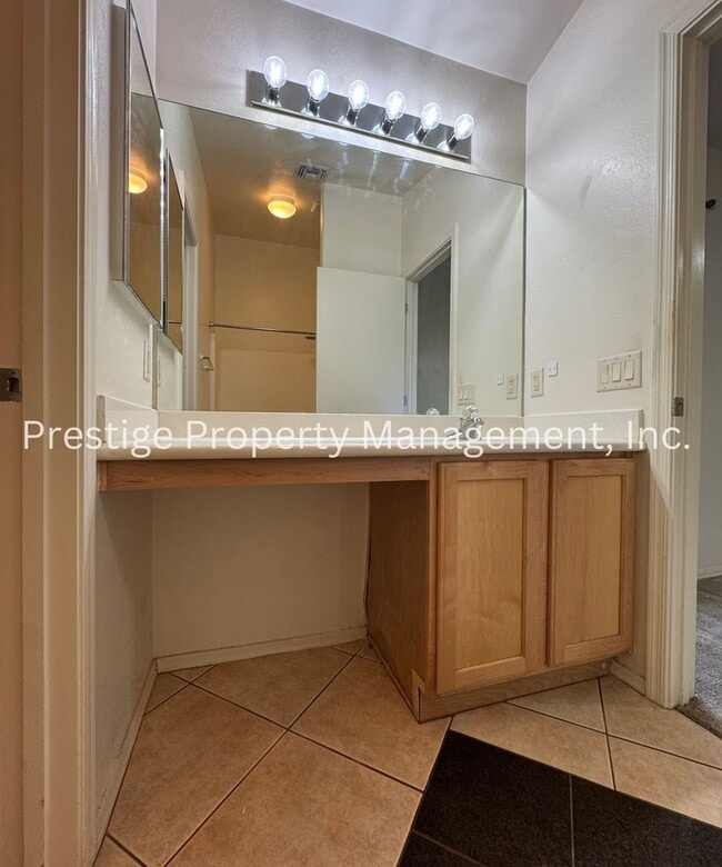 Building Photo - Charming West 2 Bedroom/ 2 Bathroom with a Den is  Waiting For You To Call Home!!