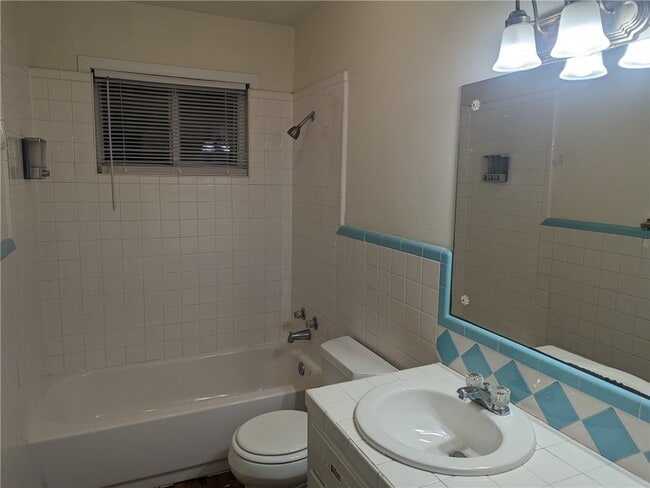 Building Photo - 1908.5 Westwood Ave