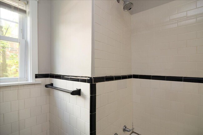 Building Photo - Newly Renovated 3/2 Feet From Atlanta Belt...