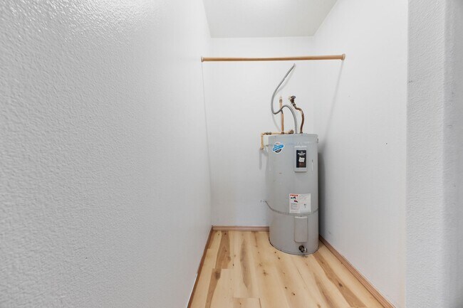 Building Photo - 1 Bed / 1 Bath Apartment – Updated Flooring – Convenient NE Portland Location