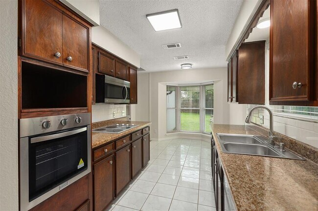 Building Photo - 831 Silverpines Rd