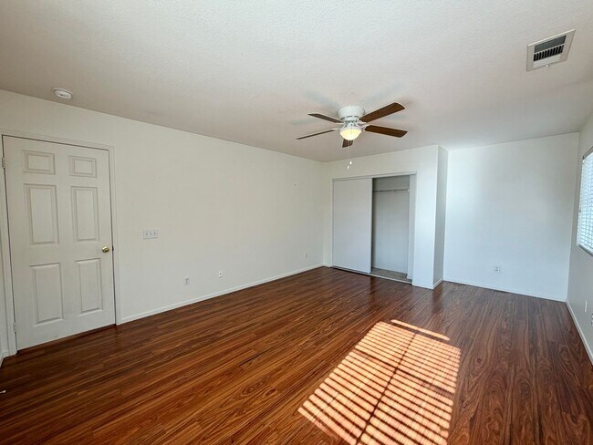 Building Photo - Spacious Oak Creek Cul-de-Sac Home with 5 Bedrooms & 3-Car Garage