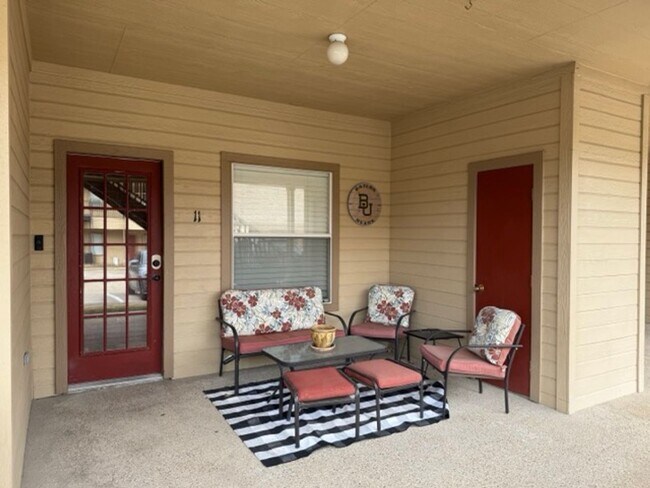 Building Photo - Living Just Blocks from Baylor University