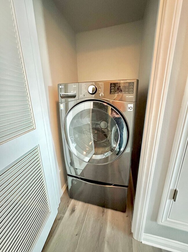 Building Photo - Beautiful, End-Unit, Ground Level, Largest SF 1/1 layout in the Pala Mesa Villas Community with G...