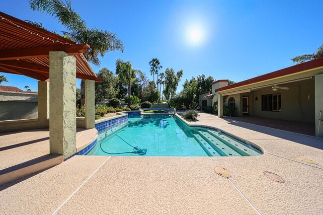 Building Photo - Scottsdale Country Club Living!