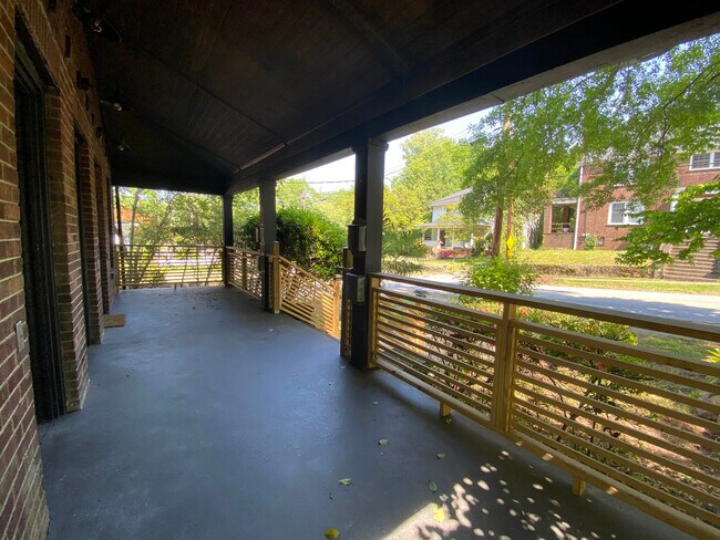 Building Photo - The Oaks Apartments