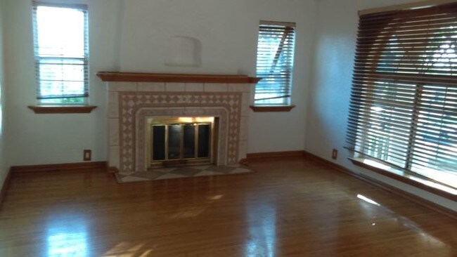 Building Photo - 162 Westmont Dr