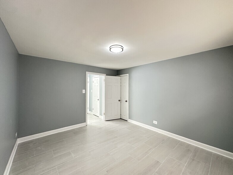 Building Photo - 6721 N California Ave