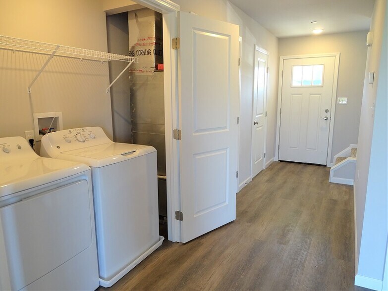 Building Photo - 6 Cobblestone Ct