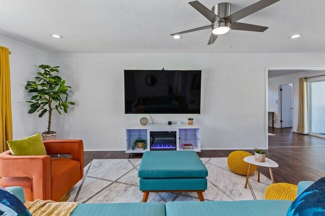 Building Photo - Desert Xscape - Pool, Jacuzzi, and Pet Friendly! (Monthly Only - No Long Term)