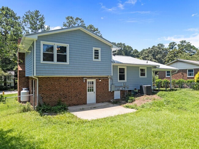 Building Photo - Fantastic Corner Lot, Updated 4 Bedroom Sp...