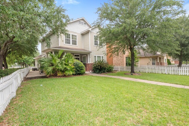 Building Photo - 7138 Sun Village Dr