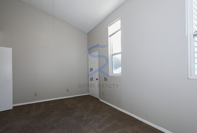 Building Photo - Move in before October 31st and choose you...