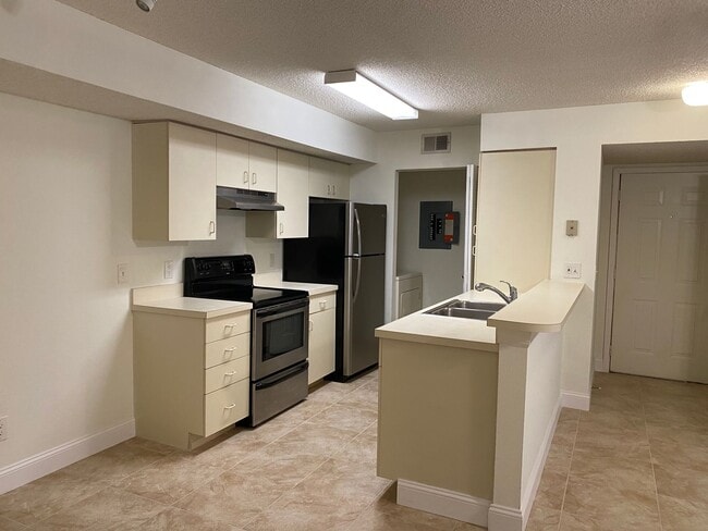 Building Photo - Lush Tropical Condo in North Naples