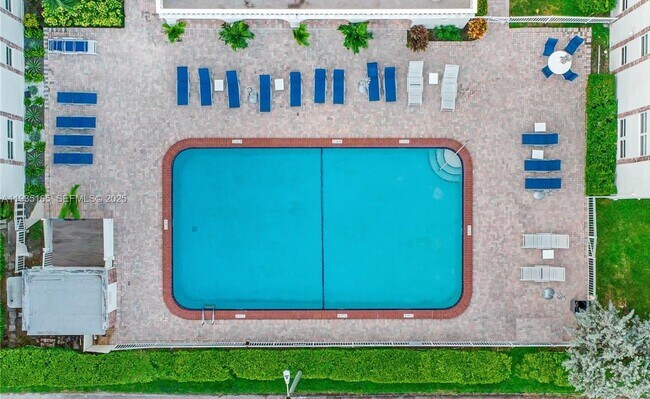 Building Photo - 3181 S Ocean Dr