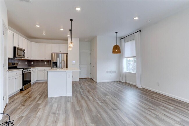 Building Photo - 1828 S Poplar Ct