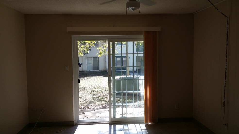 Building Photo - 2325 West Pensacola St 113