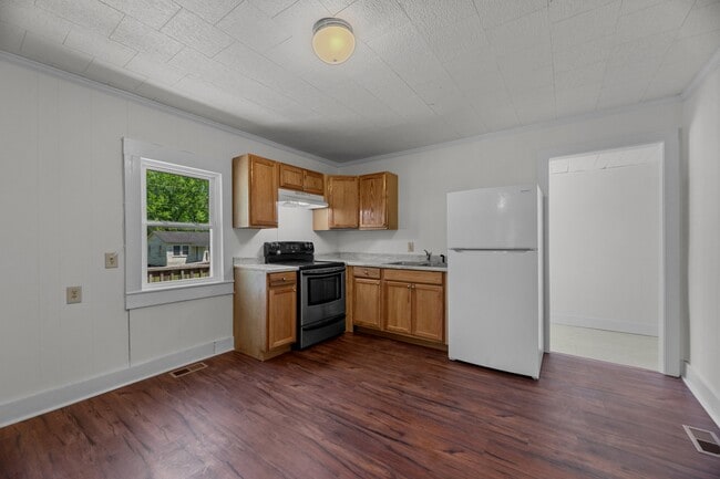 Building Photo - 209 Ellington St