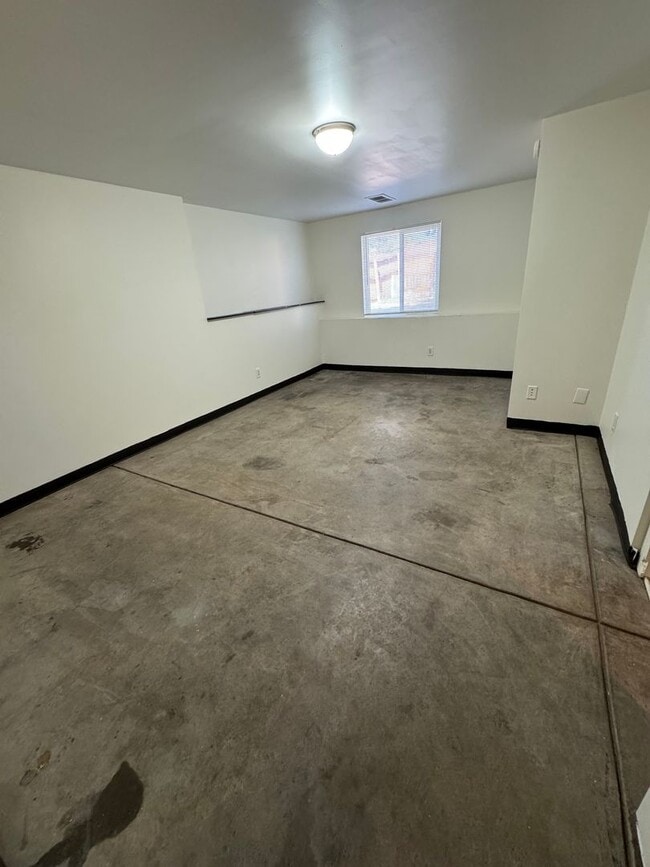 Building Photo - Beautiful 4 bedroom house avail 6/12