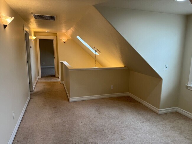 Building Photo - Beautiful large house in the South Hills!