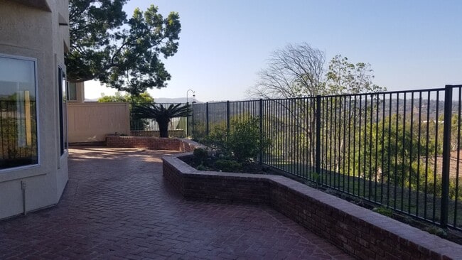 Building Photo - Fantastic and large home with forever view...