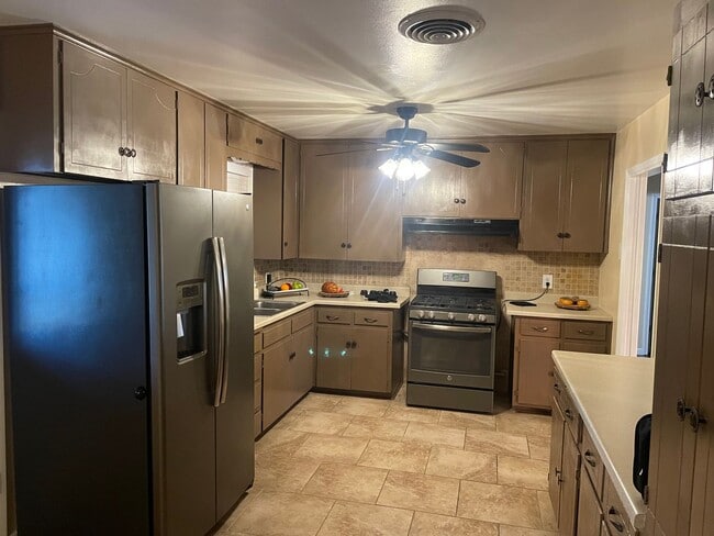 Building Photo - 3 BEDROOM NEAR BONHAM MIDDLE SCHOOL, EASY COMMUTE