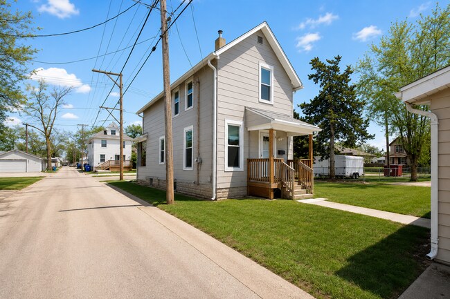 Building Photo - $1500 | 3 Bedroom 1 Bathroom | Two Story