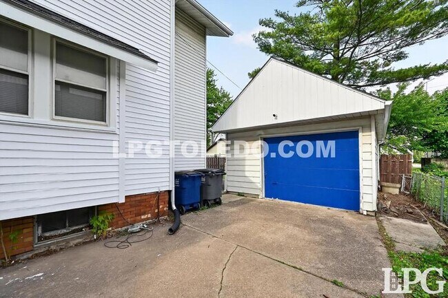 Building Photo - 4140 Caroline Ave