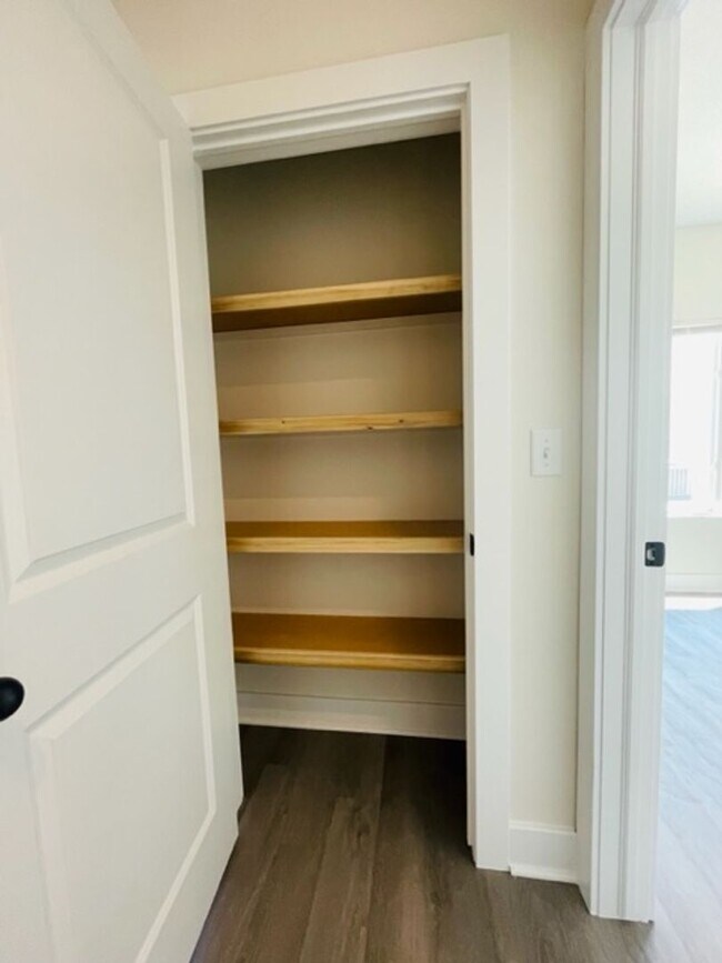 Building Photo - 1632/34 Hickory Creek