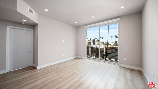 Building Photo - 927 Fedora St