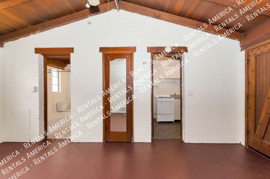 Building Photo - 947 N Alvernon Way