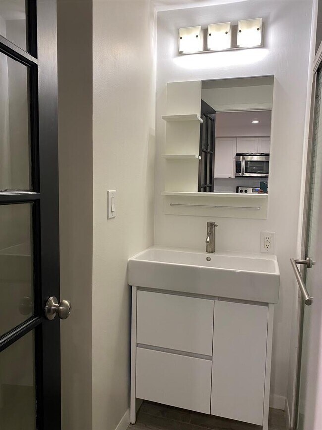 Building Photo - 5802 Circulo Dr