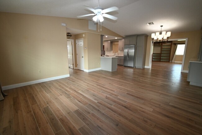 Building Photo - 985 Quail Run