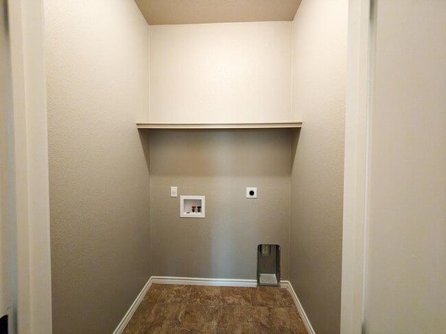 Building Photo - 701 Sladecek Dr