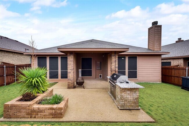 Building Photo - 15825 Carlton Oaks Dr