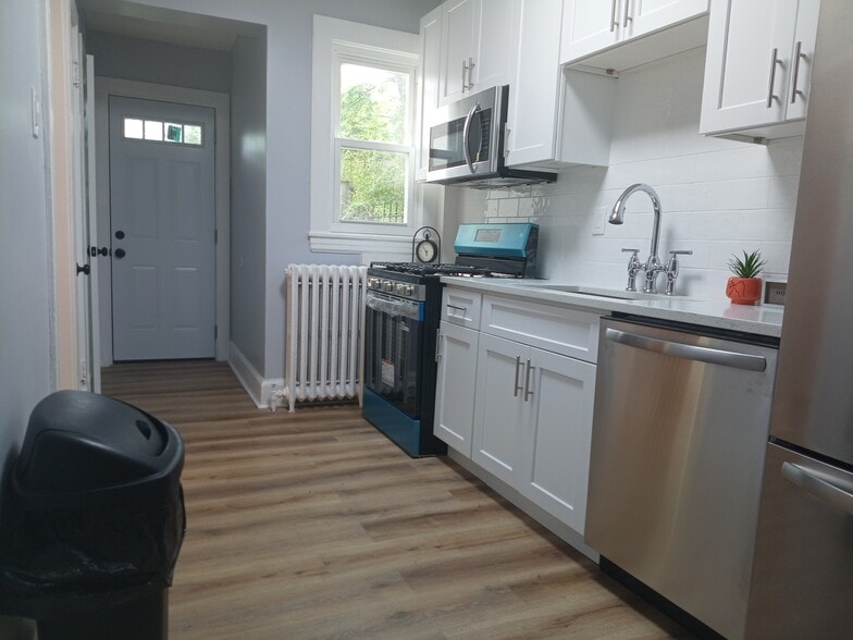 New kitchen - 216 Homewood Ter