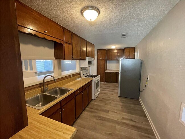 Building Photo - 3 BR/2BA | Single Family Home | Covered Patio | Additional Living room!